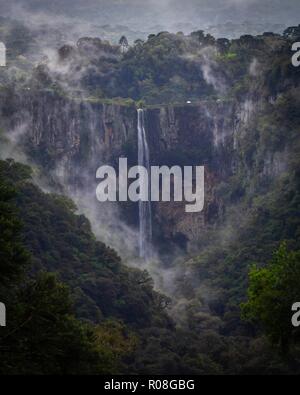 L'incredibile Avencal Waterfal presso la città turistica di Urubici, Brasile, con una nebbia che hanno migliorato l'atmosfera Foto Stock