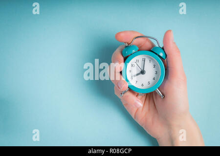 Femmina di mano azienda orologio - Concetto di mattina, vista dall'alto Foto Stock