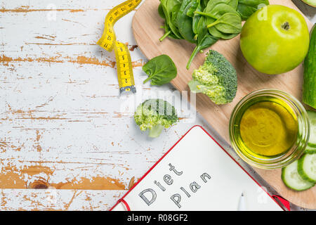 Piano di dieta concetto - selezione di cibo verde e appunti, vista dall'alto Foto Stock