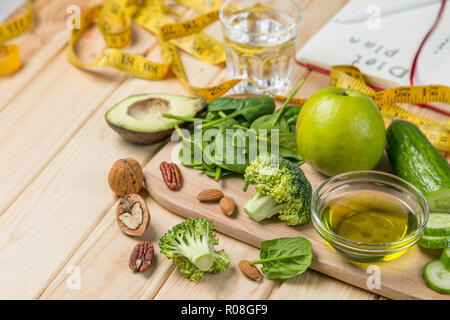 Piano di dieta concetto - selezione di cibo verde e appunti, vista dall'alto Foto Stock