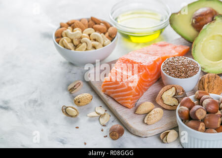 Selezione di buone fonti di grassi - mangiare sano concetto. Dieta Ketogenic concetto, spazio di copia Foto Stock