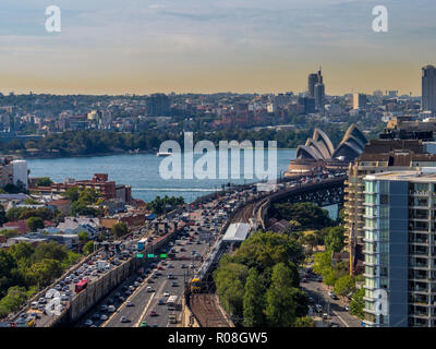 La congestione del traffico su Cahill Expressway prima di attraversare il Ponte del Porto di Sydney, Sydney, NSW, Australia Foto Stock