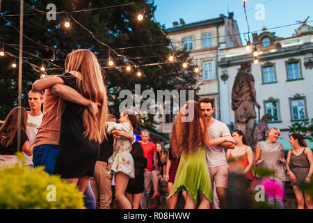 Lviv, Ucraina - 9 giugno 2018. La gente ballare salsa e bachata in outdoor cafe da Diana a Lviv Foto Stock