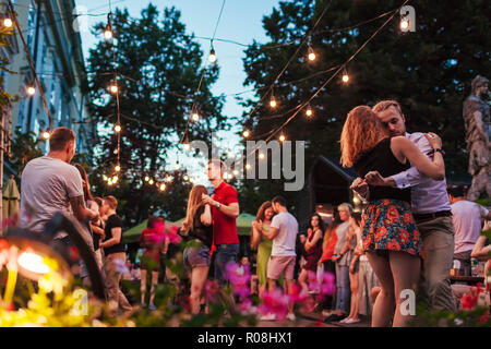 Lviv, Ucraina - 9 giugno 2018. La gente ballare salsa e bachata in outdoor cafe da Diana a Lviv Foto Stock