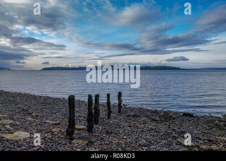 Guardando oltre il vecchio colonne di legno di quello che una volta era il hovercraft jetty verso Millport sull'Isola di Cumbrae Scozia. Foto Stock