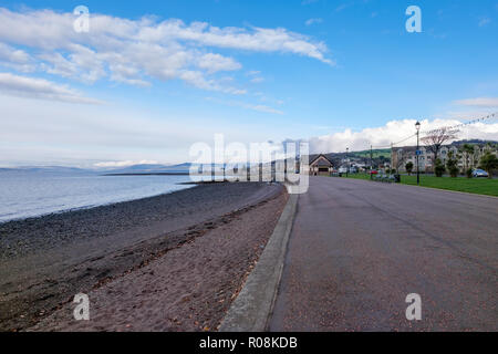 Guardando lungo il lungomare di largs sulla costa ovest della Scozia Foto Stock