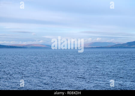 Guardando oltre il Fiume Clyde da Largs per Rothesay e Dunoon sulla costa ovest della Scozia in una fredda giornata autunnale in ottobre. Foto Stock