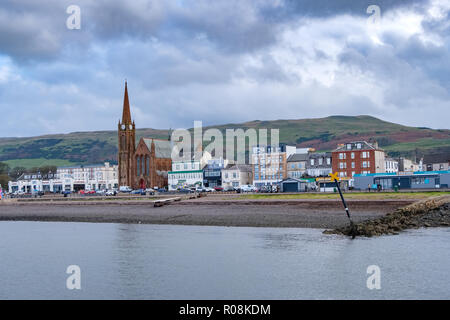 Largs, Scotland, Regno Unito - 31 Ottobre 2018: Gallowgate Street largs dal Pierhead con la imponente chiesa parrocchiale di San Colombano e della collina b Foto Stock