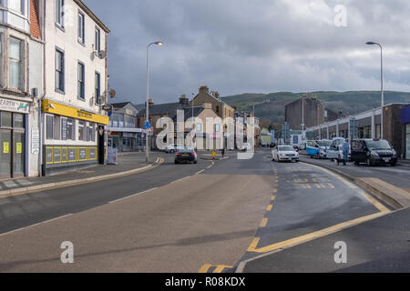 Largs, Scotland, Regno Unito - 31 Ottobre 2018: la strada principale a Largs guardando verso sud per la mini-incrocio si deve al suo incrocio con Aitken Street e il vicino Foto Stock