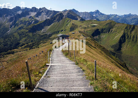 Crinale sentiero escursionistico dalla stazione di vertice Fellhornbahn al vertice Fellhorn, dietro Allgäuer Alpi, Oberstdorf, Oberallgäu Foto Stock