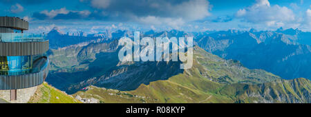 Panorama dal Nebelhorn, 2224m, vista in Algovia Alpi, Algovia, Baviera, Germania Foto Stock