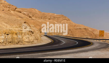 Strada attraverso il deserto del Negev in Israele Foto Stock