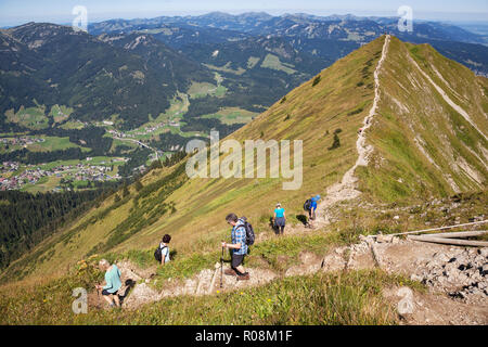 Crinale sentiero escursionistico tra il vertice Fellhorn e Söllerkopf, dietro Allgäuer Alpi, in basso a sinistra in Riezlern Kleinwalsertal Foto Stock