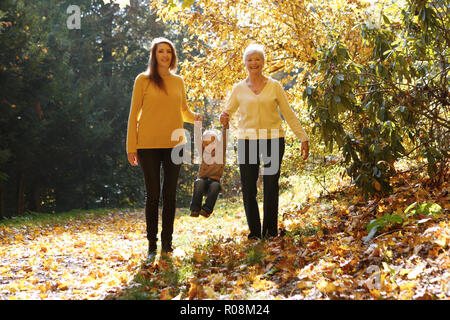 Tre generazioni di donne. Nonna, la figlia e la nipote a piedi nella foresta autunnale, Repubblica Ceca Foto Stock