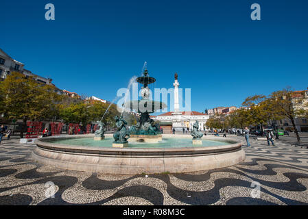 Fontana fontana in bronzo con monumento Dom Pedro IV, Teatro Nazionale a Piazza Rossio, Praça Rossio, Lisbona, Portogallo Foto Stock