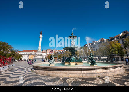 Fontana fontana in bronzo con monumento Dom Pedro IV, Teatro Nazionale a Piazza Rossio, Praça Rossio, Lisbona, Portogallo Foto Stock