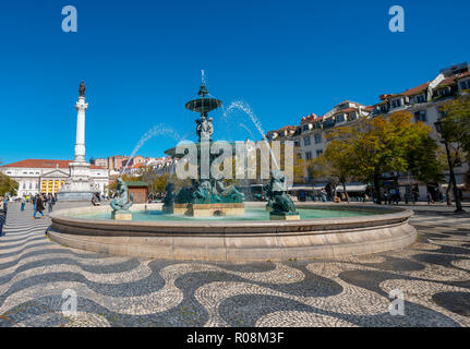 Fontana fontana in bronzo con monumento Dom Pedro IV, Teatro Nazionale a Piazza Rossio, Praça Rossio, Lisbona, Portogallo Foto Stock