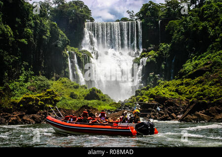 Speed boat sotto la cascata di acqua sopra le cascate Iguacu in Iguacu, Brasile il 18 febbraio 2008 Foto Stock