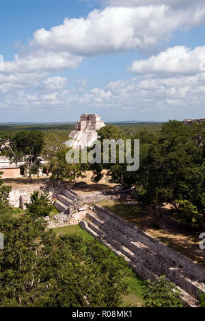 Le rovine maya di Uxmal con la piramide del mago (Piramide del Adivino), visto dal grande piramide, Uxmal, Messico. Foto Stock