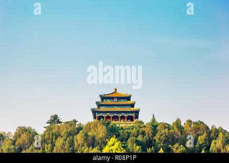 Parco Jingshan, cinese tradizionale padiglione sul colle a Pechino in Cina Foto Stock