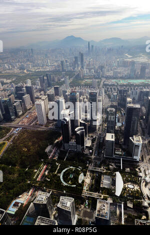 Il distretto di Luohu come visto dalla cima del ping una torre in Shenzhen. Foto Stock