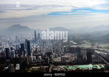 Il distretto di Luohu come visto dalla cima del ping una torre in Shenzhen. Foto Stock