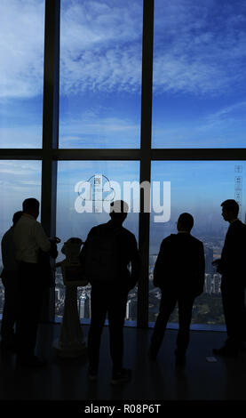 Tourist godendo la vista dal ponte di osservazione sul pavimento 115del ping una torre in Shenzhen. Foto Stock