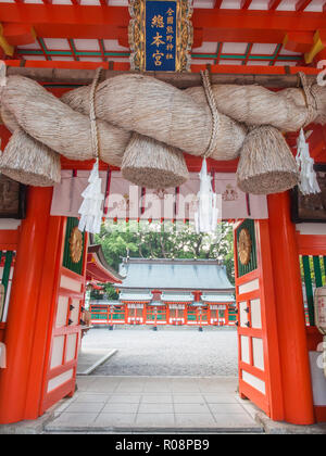 Cancello con grande Shimenawa sacro di corda, Kumano Hayatama Taisha, patrimonio mondiale santuario, Shingu, prefettura di Wakayama, Giappone. Foto Stock