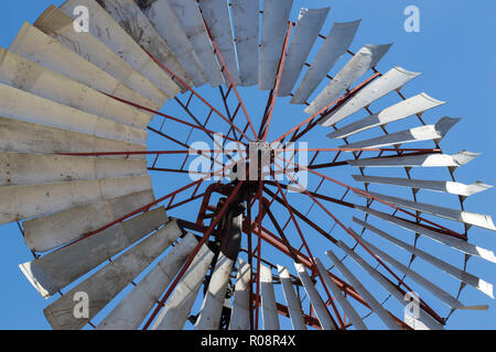 Grande Mulino a vento outback con cielo azzurro sfondo in Western Australia Queensland Foto Stock