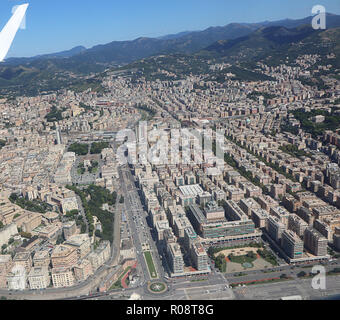 L'Italia, vista aerea del centro di Genova: Arco della Vittoria arco) e area di Foce Foto Stock