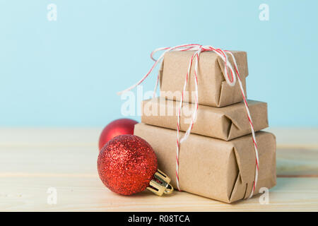 Natale concetto di consegna - stack di presenta, su santa sled, spazio di copia Foto Stock