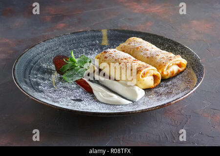 Thin Pancake con ricotta e panna acida Foto Stock