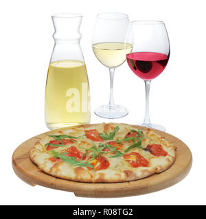 Focaccia fresca e vino rosso e bianco isolato su bianco Foto Stock