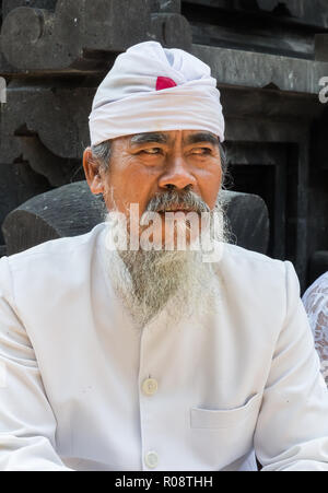 Ritratto di un uomo indonesiano in abbigliamento tradizionale sull isola di Bali Foto Stock