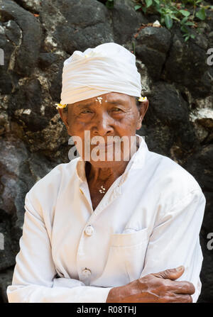 Ritratto di un uomo indonesiano in abbigliamento tradizionale sull isola di Bali Foto Stock