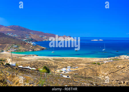 Fantastica spiaggia di Ftelia nell'isola di Mykonos, Cicladi Grecia. Foto Stock