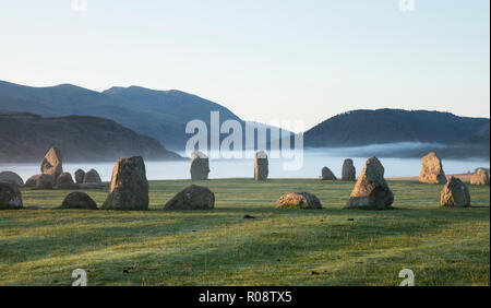 Castlerigg Stone Circle e la bassa nebbia sulla valle, il Lake District National Park, Cumbria, Inghilterra, Regno Unito. Foto Stock