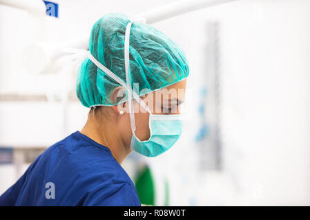 Ritratto di infermiere con maschera in sala operatoria Foto Stock
