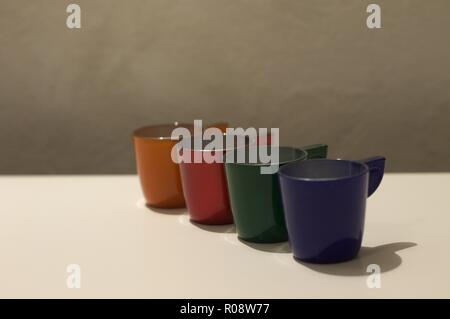 Quattro colorati tazze di caffè su un tavolo bianco (Pesaro, Italia, Europa) Foto Stock