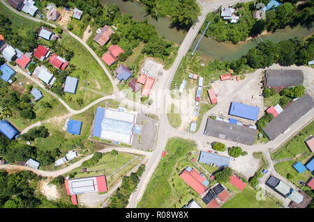 Ariel alto angolo di visione della città rurale in Kiulu Sabah Borneo Malese. Foto Stock