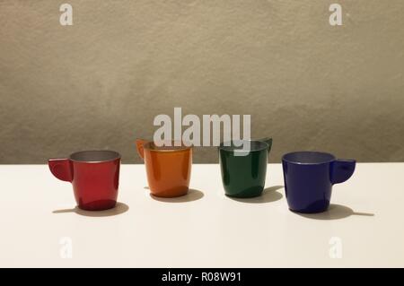 Quattro colorati tazze di caffè su un tavolo bianco (Pesaro, Italia, Europa) Foto Stock