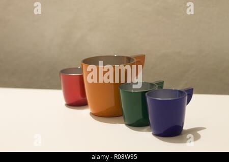 Quattro colorati tazze di caffè su un tavolo bianco (Pesaro, Italia, Europa) Foto Stock