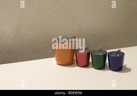 Quattro colorati tazze di caffè su un tavolo bianco (Pesaro, Italia, Europa) Foto Stock