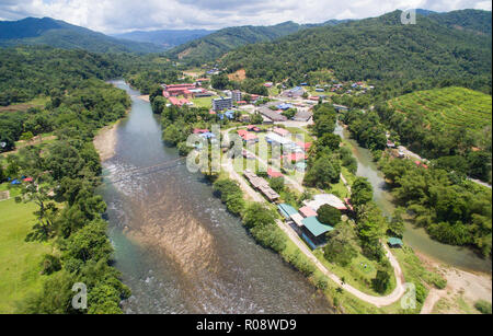 Ariel alto angolo di visione della città rurale in Kiulu Sabah Borneo Malese. Foto Stock