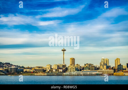 Il centro cittadino di Seattle, lo Space Needle; vista dal traghetto Foto Stock