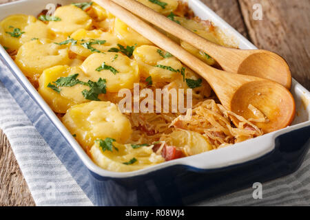 Bavarian cibo cotto da crauti con patate, pancetta e formaggio closeup in cottura sul tavolo orizzontale. Foto Stock