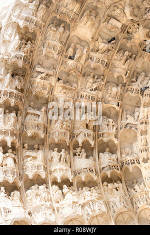 Chiusura del timpano statuaria religiosa nella facciata ovest della cattedrale di St Stephen, Auxerre, Yonne, Borgogna, in Francia, in Europa Foto Stock