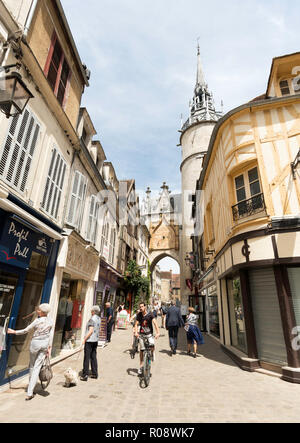 Uomo in bicicletta attraverso la città vecchia, Auxerre, Yonne, Borgogna, in Francia, in Europa Foto Stock