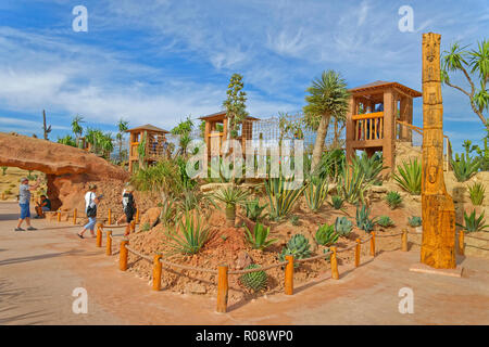 Il giardino dei cactus e funzione passerella aerea a Croco Park, Agadir, Souss-Massa provincia meridionale del Marocco, Nord Africa Occidentale. Foto Stock