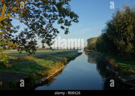 Si avvicina il fiume vicino a Grefrath oedt in un pomeriggio soleggiato Foto Stock